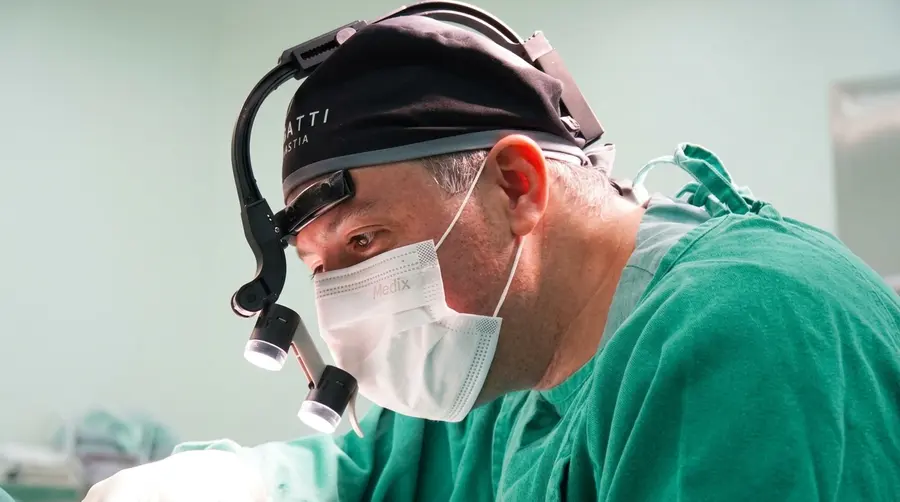 Dr. Giorgio Bez Batti em centro cirúrgico
