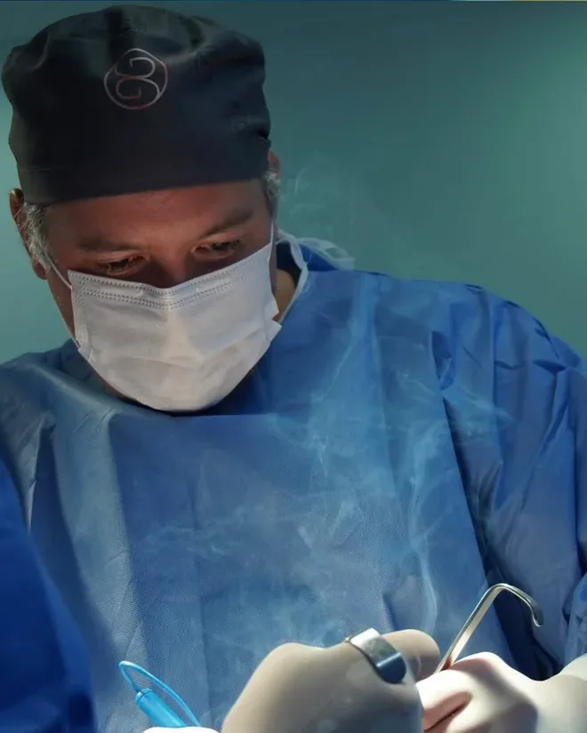 Dr. Giorgio Bez Batti em centro cirúrgico durante cirurgia corporal