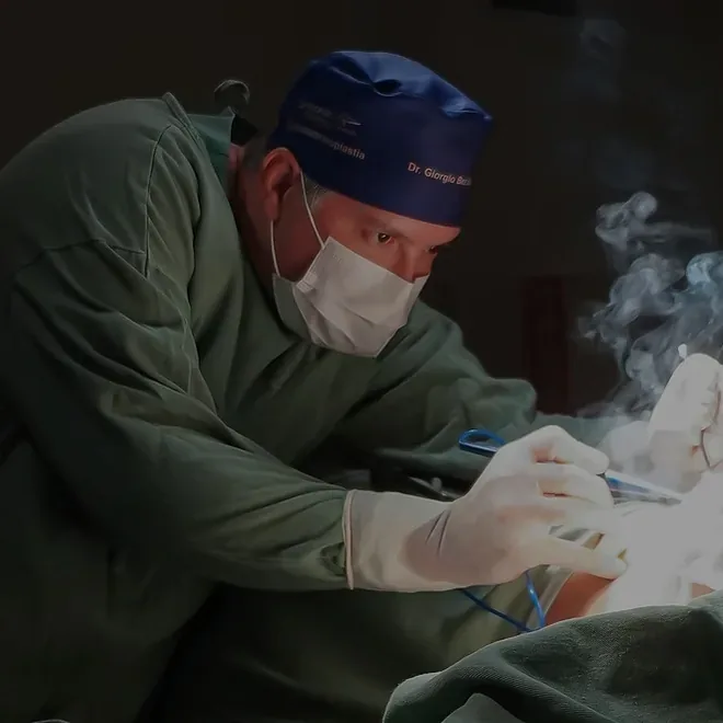 Dr. Giorgio Bez Batti em centro cirúrgico durante cirurgia de mama