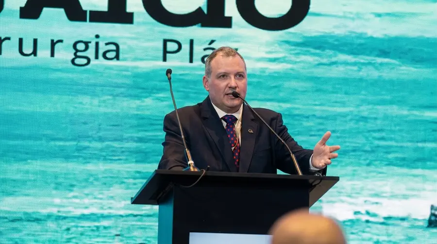 Dr. Giorgio Bez Batti ministrando palestra em congresso de cirurgia plástica