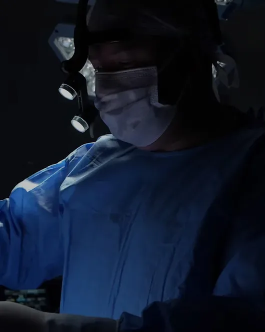 Dr. Giorgio Bez Batti em centro cirúrgico durante cirurgia facial