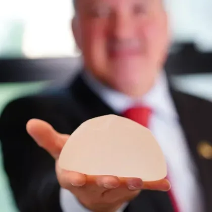 Implante de silicone utilizado em cirurgia de mamoplastia